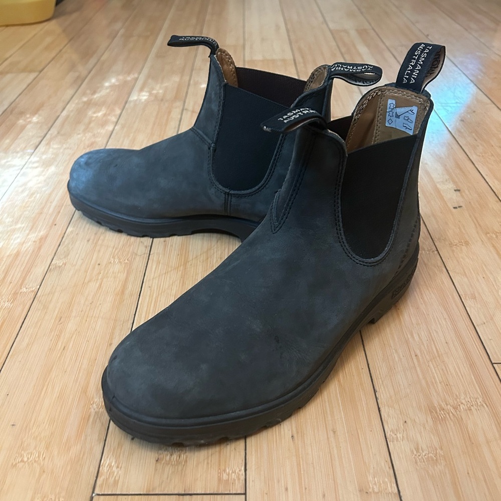 Grey suede men’s Blundstone boots